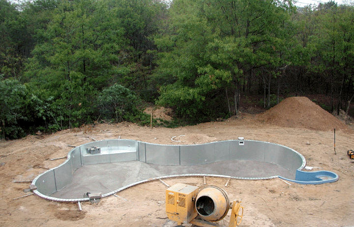 Cement bottom completed.GIF (236039 bytes)